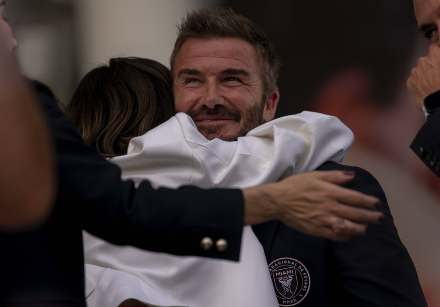 Jednostavno, moćno i elegantno: Viktorija Bekam pokazala kako se nosi belo odelo bez greške (FOTO)