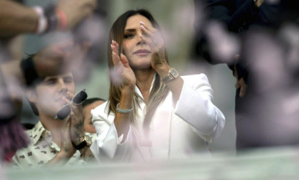 Jednostavno, moćno i elegantno: Viktorija Bekam pokazala kako se nosi belo odelo bez greške (FOTO)