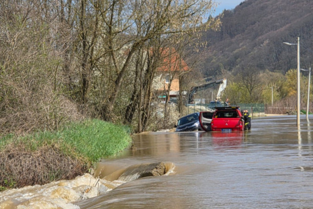 Haos u selu kod Požege: Par ostao zaglavljen u vozilu usled poplave, izvlačili ih spasioci (FOTO)
