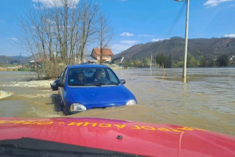 Haos u selu kod Požege: Par ostao zaglavljen u vozilu usled poplave, izvlačili ih spasioci (FOTO)