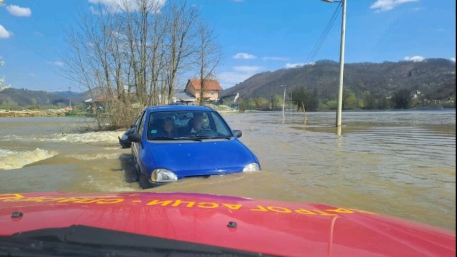 Haos na ulici! Gradski autobus sleteo s kolovoza, ima povređenih!