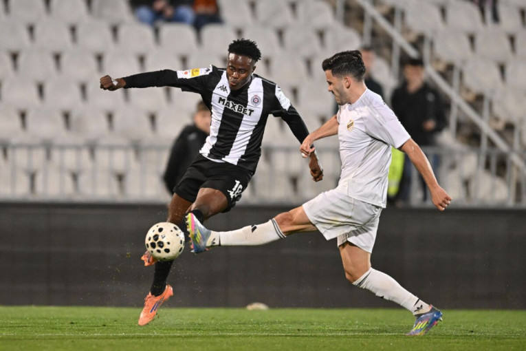 Partizan - Čukarički 0:0: Crno-beli bez ideje, Brđani se brane sa igračem manje!