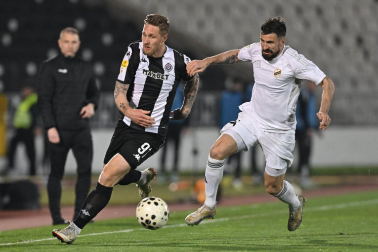 Partizan - Čukarički 0:0: Crno-beli bez ideje, Brđani se brane sa igračem manje!