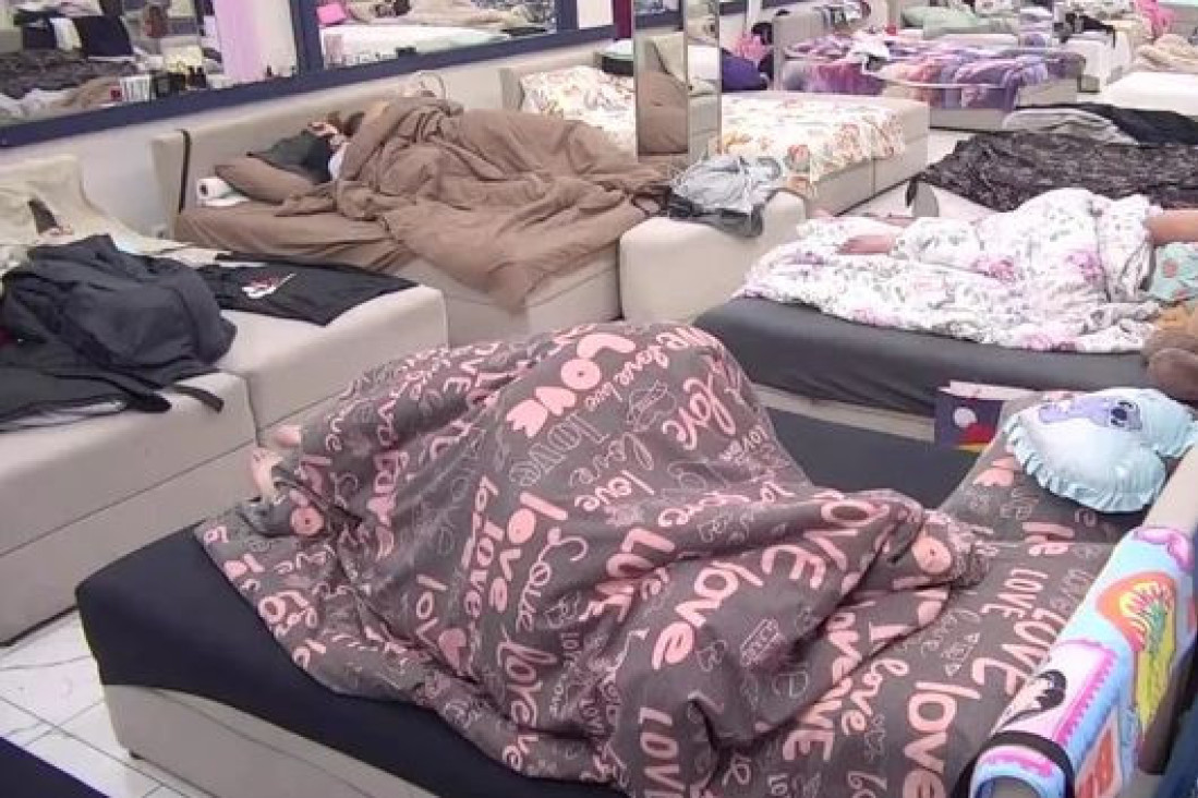 Pala vrela akcija Maje i Asmina! Prepustili se strastima i to naočigled svih (FOTO)