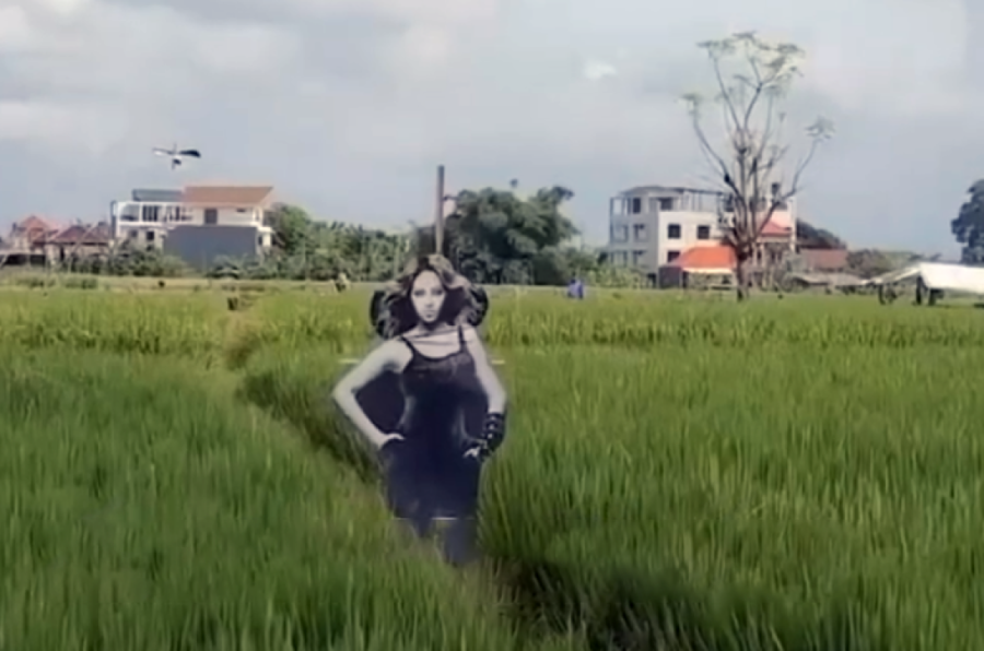 (FOTO) Mega zvezda Bijonse juri vrane po njivama na Baliju: Svi se boje da je deo šamanskog rituala!