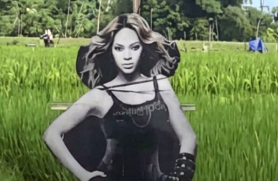(FOTO) Mega zvezda Bijonse juri vrane po njivama na Baliju: Svi se boje da je deo šamanskog rituala!