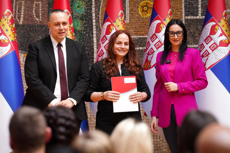 Država nastavlja sa podrškom: Još 59 majki dobilo sredstva za rešavanje stambenog pitanja! (FOTO/VIDEO)