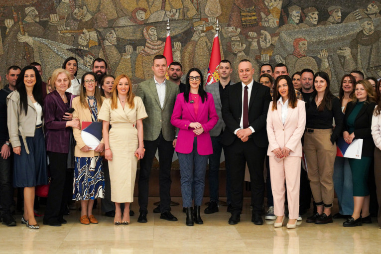 Država nastavlja sa podrškom: Još 59 majki dobilo sredstva za rešavanje stambenog pitanja! (FOTO/VIDEO)