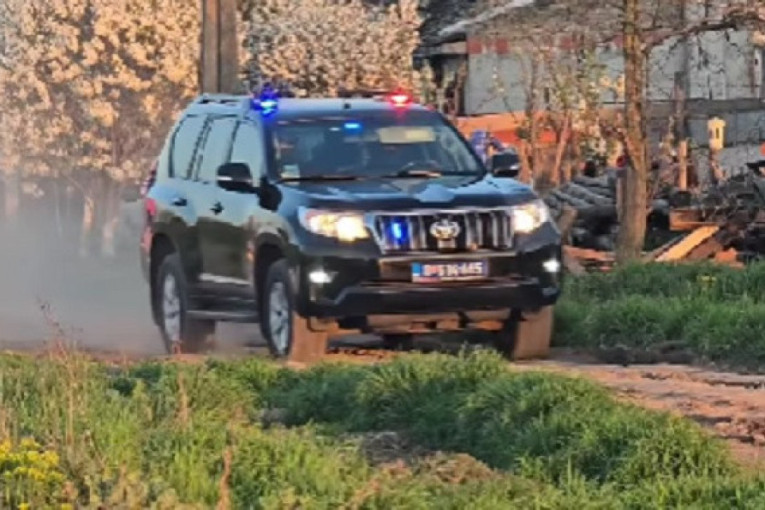 Drama u mošorinskim atarima: Osumnjičeni se zabarikadirao, sve vrvi od policije, stigla i hitna! Počeli pregovori o predaji!