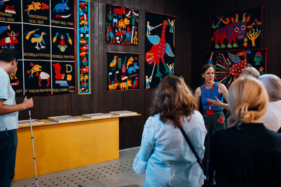 „Vidi, dodirni, oseti…“: Prva publikacija na Brajevom pismu u izdanju Muzeja afričke umetnosti (FOTO/VIDEO)