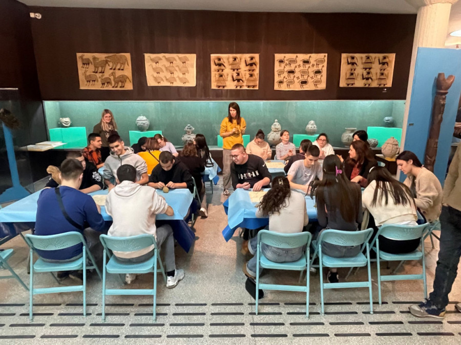 „Vidi, dodirni, oseti…“: Prva publikacija na Brajevom pismu u izdanju Muzeja afričke umetnosti (FOTO/VIDEO)