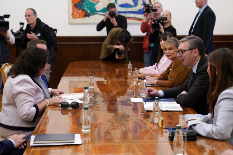 Predsednik Vučić sastao se sa specijalnom izaslanicom UK Karen Pirs!
