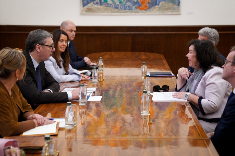 Predsednik Vučić sastao se sa specijalnom izaslanicom UK Karen Pirs! (FOTO/VIDEO)