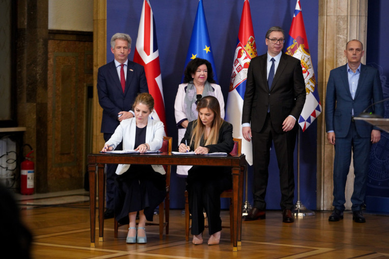 Vučić: Ugovorom sa AstraZenekom obezbeđeni najbolji lekovi za najteža oboljenja (FOTO/VIDEO)