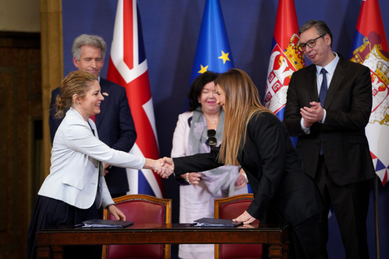 Vučić: Ugovorom sa AstraZenekom obezbeđeni najbolji lekovi za najteža oboljenja (FOTO/VIDEO)