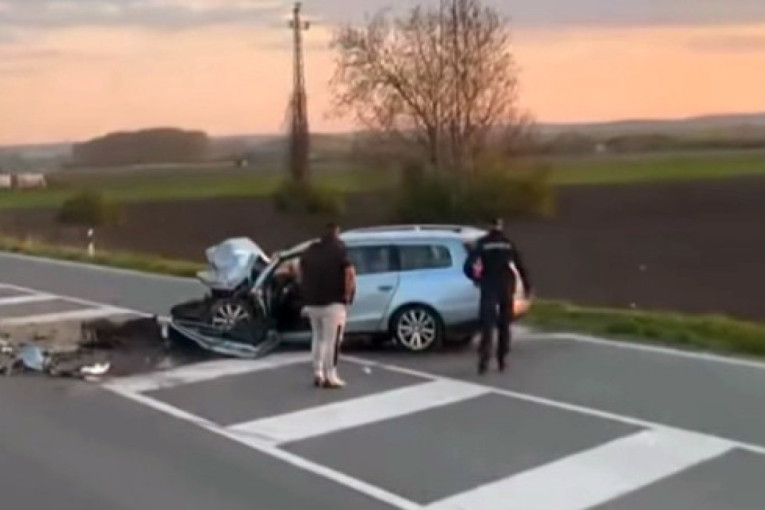 Stravičan sudar večeras! Delovi automobila rasuti po putu, prizor ledi krv u žilama (VIDEO)