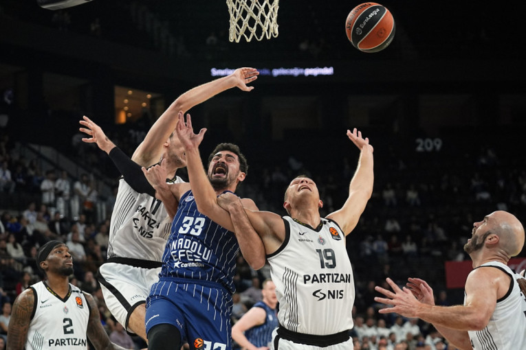 Anadolu Efes - Partizan: Crno-beli imaju prednost u poslednjoj četrtini, pobeda je blizu (VIDEO)