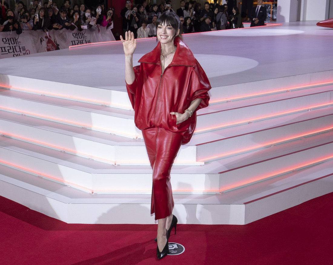 En Hatavej u crvenoj koži od glave do pete: Balensijaga komplet je potpuno dominirao premijerom filma u Seulu (FOTO)