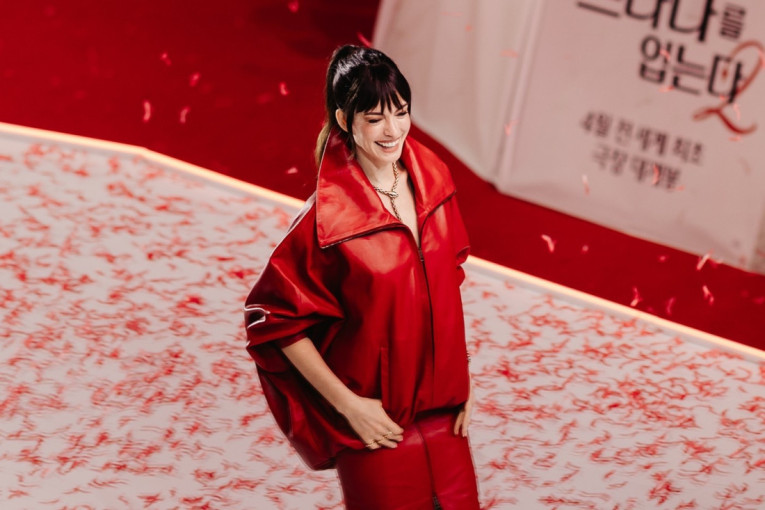 En Hatavej u crvenoj koži od glave do pete: Balensijaga komplet je potpuno dominirao premijerom filma u Seulu (FOTO)