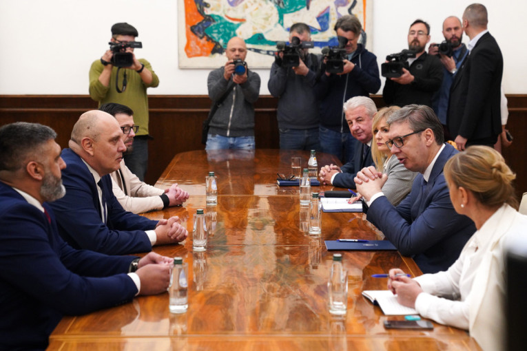 Vučić nastavio konsultacije sastankom sa Udruženim sindikatom Sloga (VIDEO)