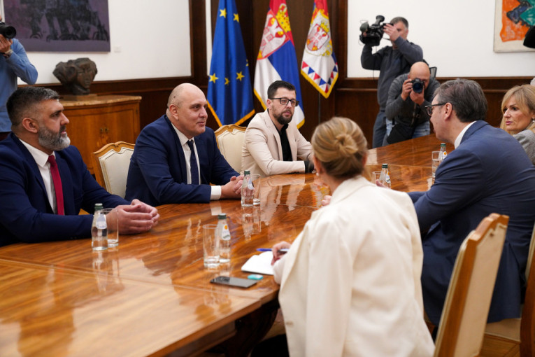 Vučić održao sastankom sa Udruženim sindikatom Sloga i predstavnicima SNS-a (VIDEO)