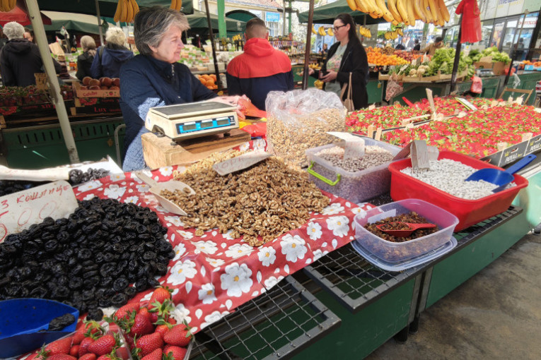 Cene na pijacama pred Uskrs: Evo šta kažu prodavci, i kako odgovaraju mušterije (FOTO/VIDEO)
