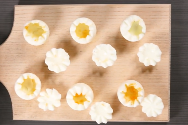 Izgledaju kao dekoracija, a ukus im je neodoljiv: Punjena jaja u obliku pilića privućiće svu pažnju na uskršnjoj trpezi (RECEPT)