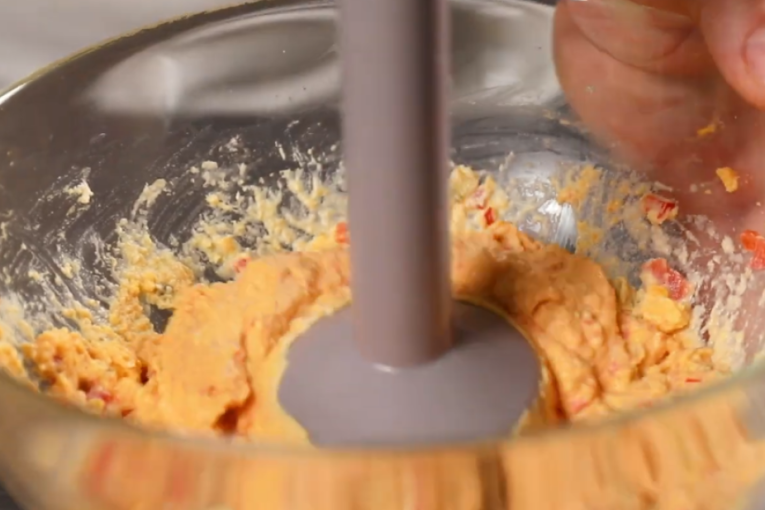 Izgledaju kao dekoracija, a ukus im je neodoljiv: Punjena jaja u obliku pilića privućiće svu pažnju na uskršnjoj trpezi (RECEPT)