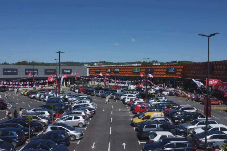 Našao punu kovertu novca na parkingu i odmah sve vratio: Poštar Branko oduševio Čačak svojim poštenim gestom