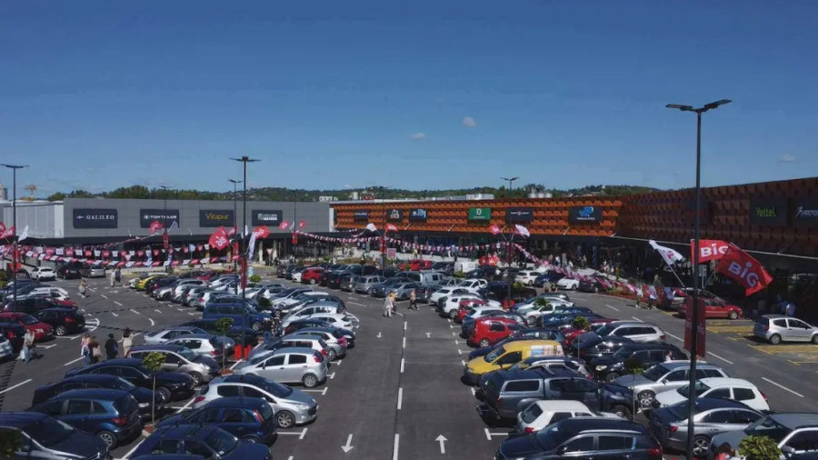 Stravičan sudar kod Lapova: Automobil završio na krovu, saobraćaj u kolapsu