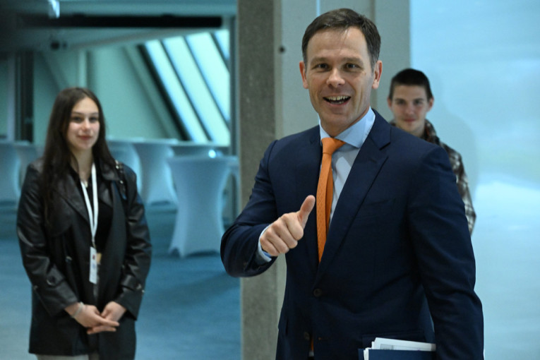 Sednica Glavnog odbora SNS: Prisustvuju Miloš Vučević, Ana Brnabić, Siniša Mali i Darko Glišić! (FOTO/VIDEO)