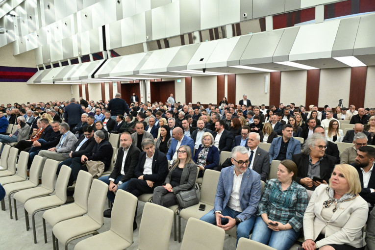 Sednica Glavnog odbora SNS: Prisustvuju Miloš Vučević, Ana Brnabić, Siniša Mali i Darko Glišić! (FOTO/VIDEO)