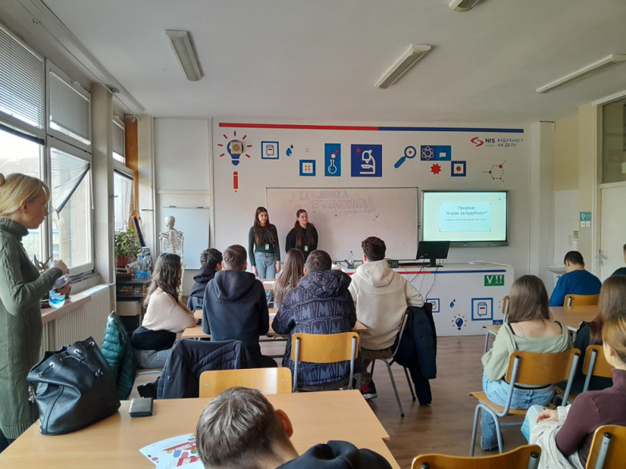 "Korak za budućnost" - "Gradska čistoća" kompostira sa srednjoškolcima u Sedmoj beogradskoj gimnaziji