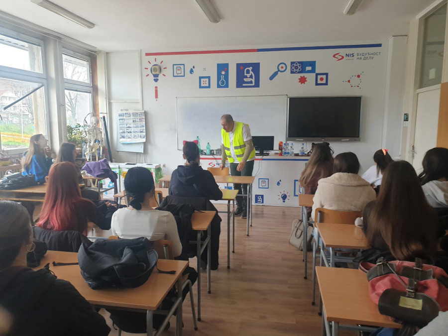 "Korak za budućnost" - "Gradska čistoća" kompostira sa srednjoškolcima u Sedmoj beogradskoj gimnaziji