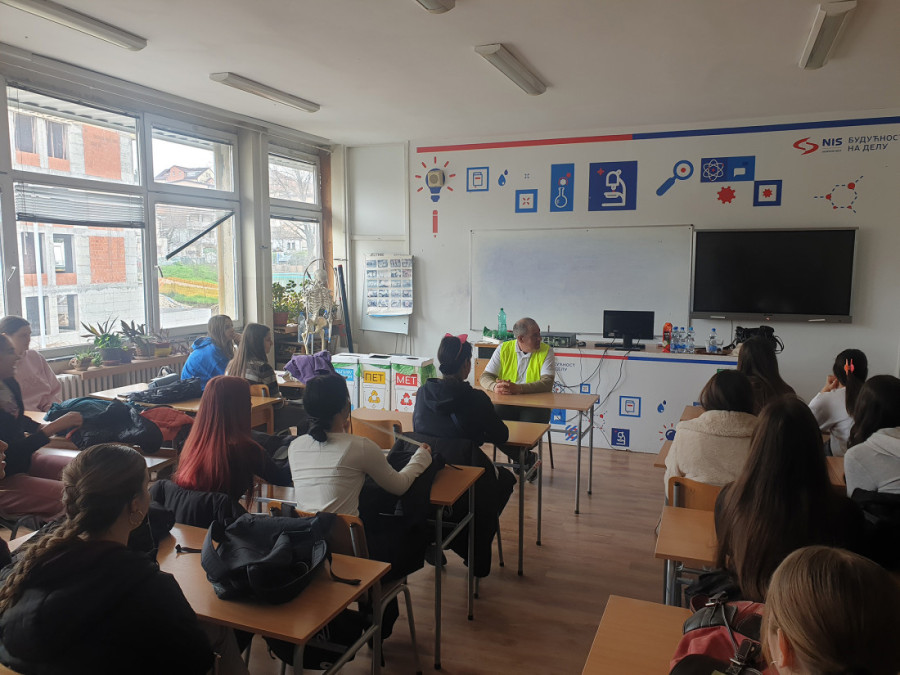 "Korak za budućnost" - "Gradska čistoća" kompostira sa srednjoškolcima u Sedmoj beogradskoj gimnaziji