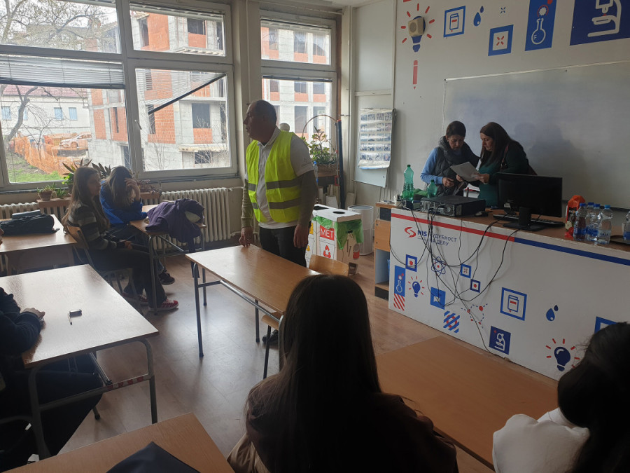 "Korak za budućnost" - "Gradska čistoća" kompostira sa srednjoškolcima u Sedmoj beogradskoj gimnaziji