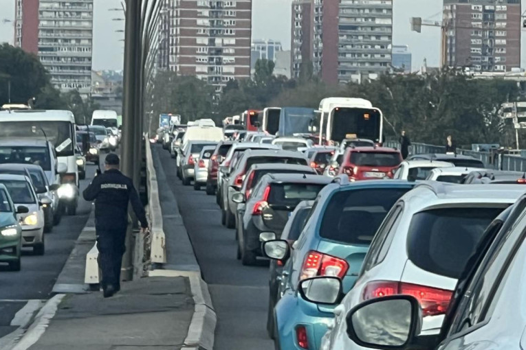 Lančani sudar na Brankovom: Haos na mostu, sve stoji!