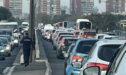 Lančani sudar na Brankovom: Haos na mostu, sve stoji!