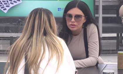Stanija i Aneli oči u oči za crnim stolom: Ti si trošila njegove pare, a ja sa njim imam dete! (VIDEO)