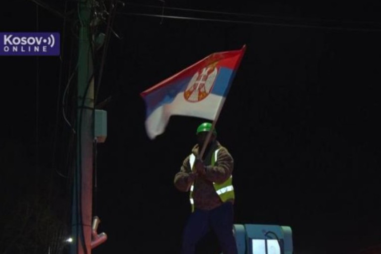 Policija lažne države uklonila srpske zastave u Gračanici! Oglasila Srpska lista: Ovo je direktno kršenje ljudskih prava srpskog naroda