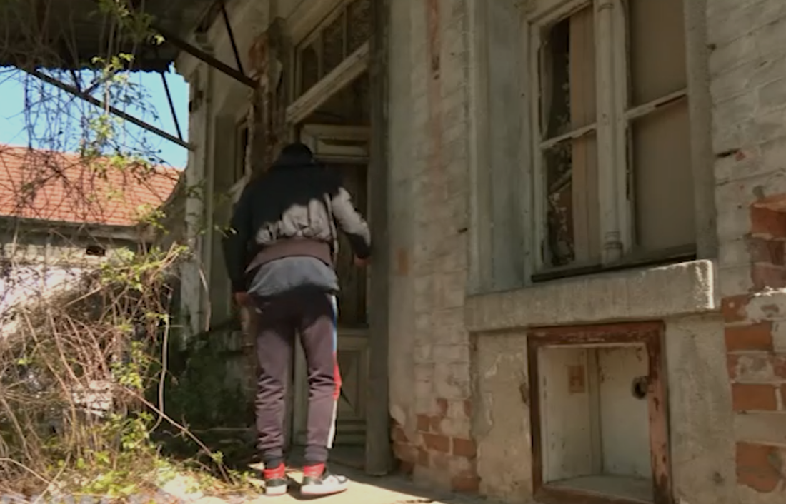 Bez doma, hrane, u bolovima: Goran iz Leskovca Vaskrs dočekuje sam u napuštenoj fabrici (FOTO)