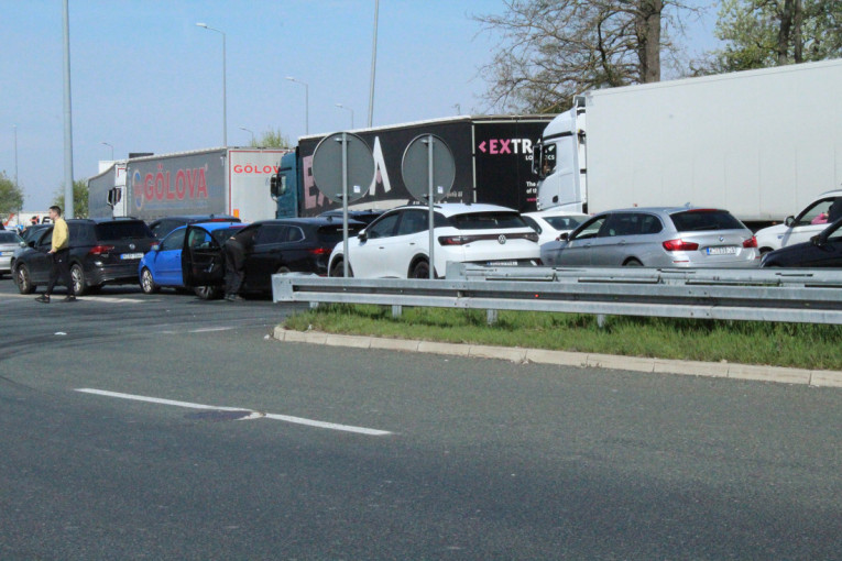 Pakao na Batrovcima se nastavlja: Lančani sudar pet vozila, potpuni je kolaps! (FOTO)