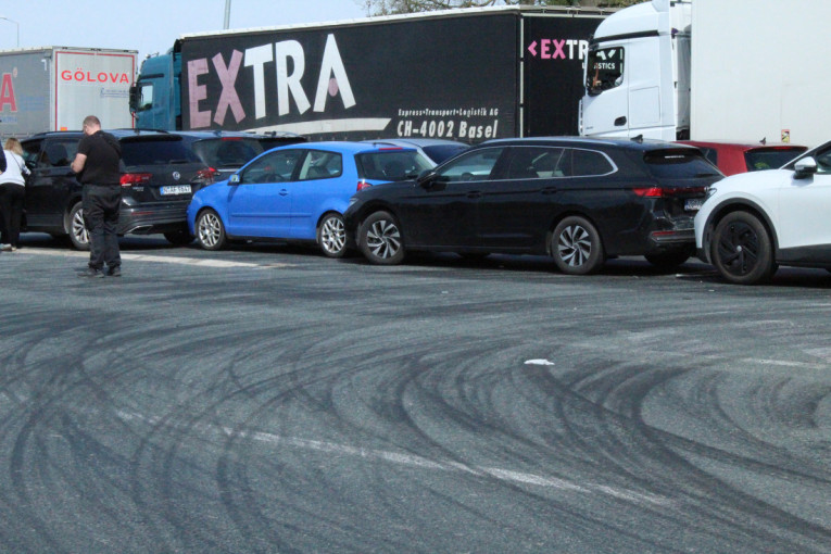 Pakao na Batrovcima se nastavlja: Lančani sudar pet vozila, potpuni je kolaps! (FOTO)