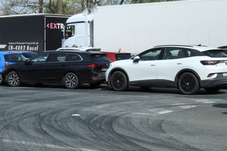 Pakao na Batrovcima se nastavlja: Lančani sudar pet vozila, potpuni je kolaps! (FOTO)