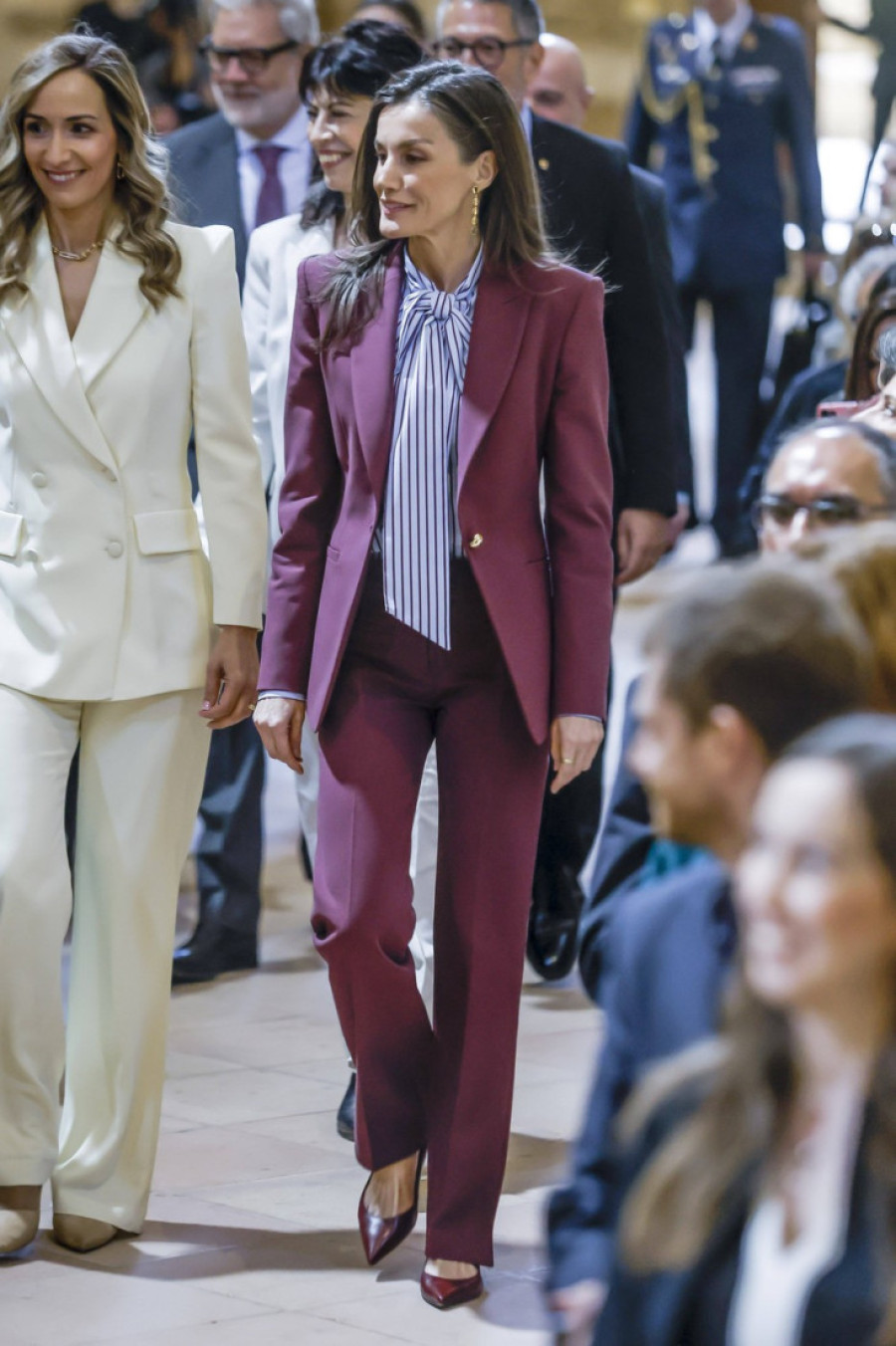 Modna reciklaža kraljice Letisije: Nošeno odelo uz dobar trik izgleda kao luksuzni komad (FOTO)