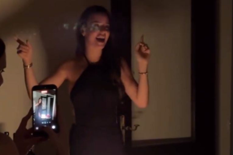 Vlahovićeva devojka slavi rođendan! Lepa Vanja blista u izazovnoj haljini, a evo koliko godina je napunila (FOTO)