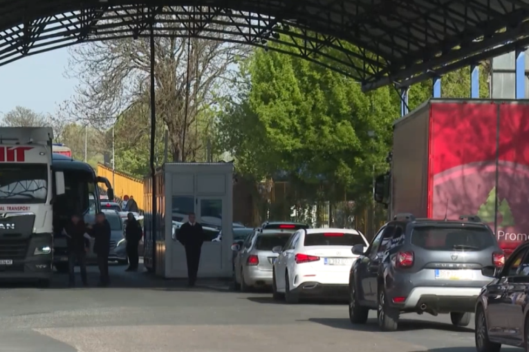 Kolaps na granicama: Kamioni čekaju i do pet sati, vozači zarobljeni!