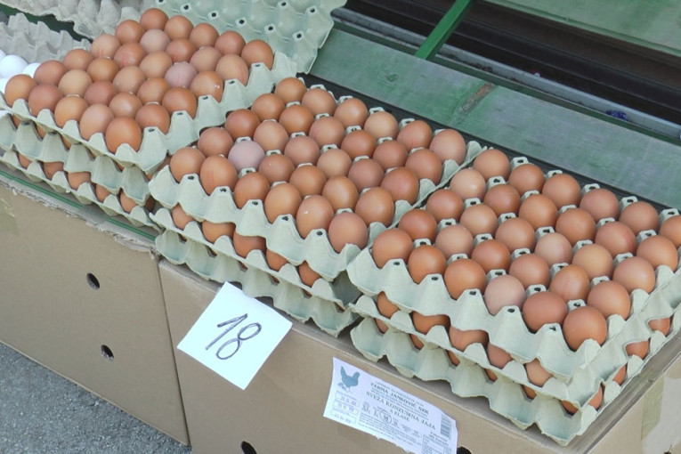 Sva jaja se razgrabila na čačanskoj pijaci, potražnja veća nego ikada: Ove godine cena od 10 do 40 dinara (FOTO)