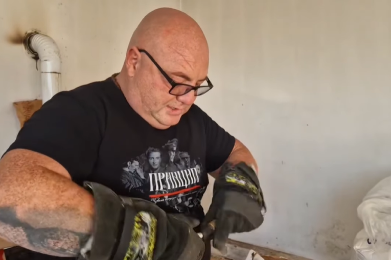 Posle veš mašine, sada i frižider: Vladica ponovo u akciji zbog zmije u kući