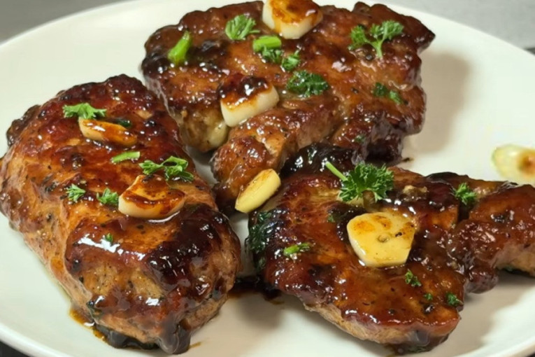 Recept dana: Svinjski kotleti punjeni pršutom i mocarelom su sočno jelo sa italijanskim šmekom
